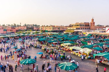 MARRAKECH, FOCCO, 3 Eylül 2018: Djemaa El Fna Pazar Meydanı 'nın büyük kalabalığının üzerinde gün batımı