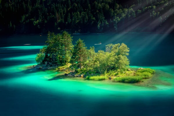 Rayo Sol Sobre Una Isla Lago Montaña Eibsee Alemania —  Fotos de Stock