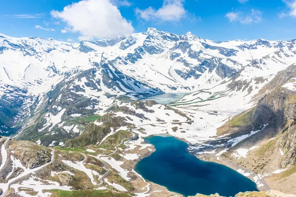 意大利皮埃蒙特Gran Paradiso国家公园的高山美景与湖泊 — 图库照片