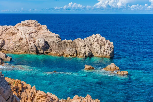 Li Cossi sahilinin berrak suları, Sardunya, İtalya