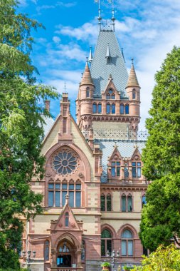 Schloss Drachenburg Şatosu, Almanya 'nın Bonn kenti yakınlarındaki Konigswinter' da yer alan bir saraydır.