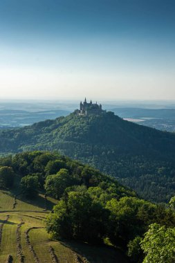 Ünlü Hohenzollern Kalesi 'nin havadan görünüşü, Hohenzollern İmparatorluğu' nun atalarından kalma koltuğu ve Avrupa 'nın en çok ziyaret edilen kalelerinden biri, Almanya' nın Baden-Wurttemberg tepesinin tepesinde.