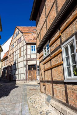 Almanya 'nın Quedlinburg şehrinin tarihi merkezinde güzel yarı keresteli evler.