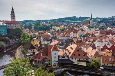 CESKY KRUMLOV, CZECH REPUBLIC, 1 AĞUSTOS 2020: Tarihi merkezin şaşırtıcı şehir manzarası