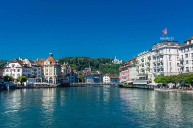 LUCERNE, SWitzERLAND, 8 AĞUSTOS 2020: Lucerne kilisesi ve nehir manzarası