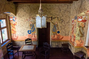 ZVIKOV, CZECH REPUBLIC, 1 AĞUSTOS 2020: Zvikov Kalesi 'nin kraliyet odasında güzel antik freskler