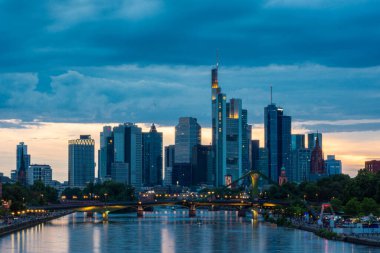 FRANKFURT, GERMANY, 25 HAZİRAN 2020: Gün batımında Frankfurt am Main 'in şehir manzarası.
