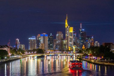 FRANKFURT, GERMANY, 25 HAZİRAN 2020: Gece ana nehri yansıtan modern iş bölgesi manzarası