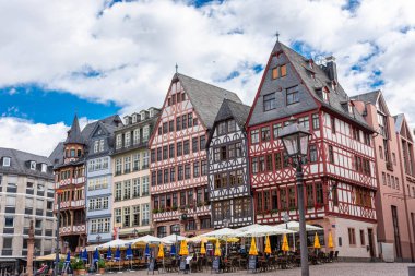 FRANKFURT, GERMANY, 25 HAZİRAN 2020: Tarihi merkezin ana meydanındaki güzel yarı ahşap evler ve mimari