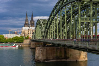 COLOGNE, GERMANY, 23 HAZİRAN 2020: Katedral ve Hohenzollern Köprüsü