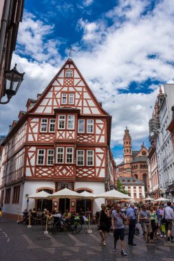 MAINZ, ALMANY, 25 HAZİRAN 2020: Merkezde güzel yarı ahşap tarihi mimari