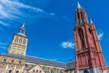 Hollanda 'nın Maastricht katedrali ve kırmızı çan kulesi