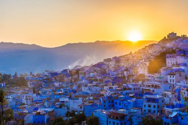 Fas 'ın mavi şehri Chefchaouen' in üzerinde güzel bir günbatımı.