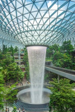 SINGAPORE, 27 Eylül 2019: Jewel Changi Havaalanı 'ndaki dünyanın en büyük kapalı şelalesi
