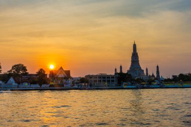 BANGKOK, THAILAND, 8 HAZİRAN 2020: Wat Arun Tapınağı üzerinde güzel bir günbatımı