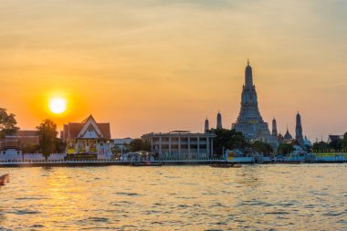 BANGKOK, THAILAND, 8 HAZİRAN 2020: Wat Arun Tapınağı üzerinde güzel bir günbatımı