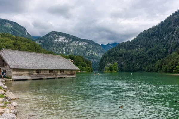 Konigsee Almanya Ağustos 2020 Konigsee Gölü Kıyısındaki Ahşap Evler — Stok fotoğraf