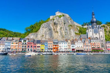 DINANT, BELGIUM, 21 HAZİRAN 2020: Bir dağın altında ve bir nehrin üzerinde inşa edilen Belçika 'nın Dinant kasabası