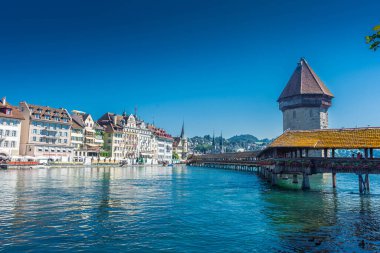 LUCERNE, SWitness ZERLAND, 8 AĞUSTOS 2020: Kapellbrucke Köprüsü 'nün güzel manzarası
