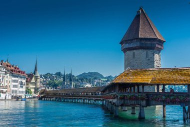 LUCERNE, SWitness ZERLAND, 8 AĞUSTOS 2020: Kapellbrucke Köprüsü 'nün güzel manzarası