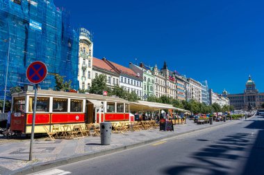 PRAG, CZECH Cumhuriyet, 31 HAZİRAN 2020: Meydanın sonunda Ulusal Müze ile St. Wenceslas Meydanı