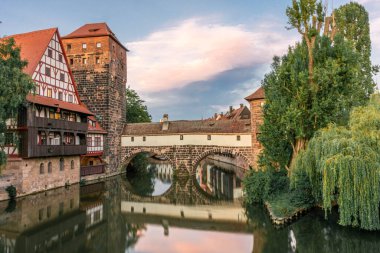 Nuremberg 'deki Pegnitz nehrinin kıyısındaki yarı keresteli eski evlerin renkli ve pitoresk bir manzarası. Bavyera ve Almanya 'daki turistik merkezler