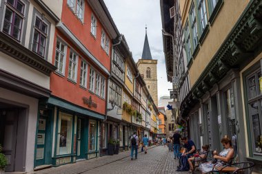 ERFURT, GERMANY, 28 HAZİRAN 2020: Kramerbrucke 'nin ana koridoru, Tüccarlar Köprüsü, 500 yıldan fazladır sürekli olarak yerleşik.