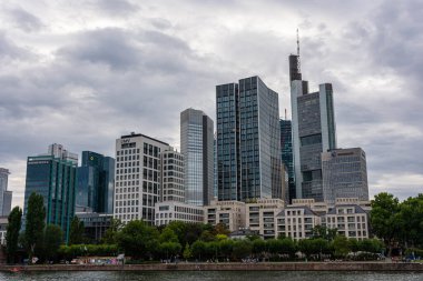 FRANKFURT, GERMANY, 25 HAZİRAN 2020: Frankfurt 'taki finans bölgesine bakın