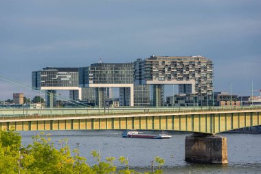 COLOGNE, GERMANY, 23 HAZİRAN 2020: Nehir kenarlarındaki modern mimari
