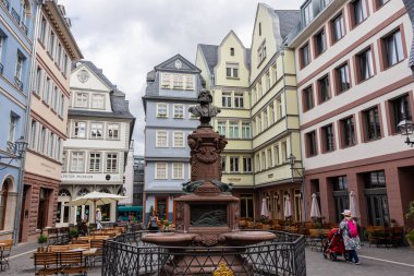FRANKFURT, GERMANY, 25 HAZİRAN 2020: Tarihi merkezde küçük bir meydan