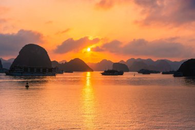 Vietnam 'da, Ha Long Körfezi' nde inanılmaz bir gün batımı.