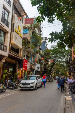 HANOI, VİETNAM, 4 HAZİRAN 2020: Şehir merkezinin yollarında trafik sıkışıklığı ve bir sürü motosiklet