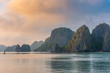 Ha Long Körfezi, Vietnam 'da renkli bir gün batımı.