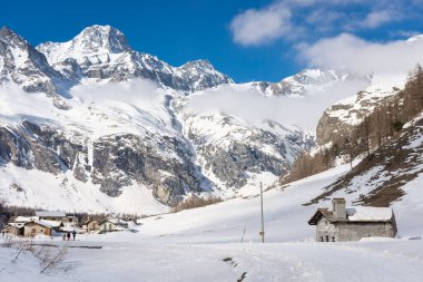 Piedmont, İtalya 'daki Pian della Mussa Dağı' nda karlı bir manzara.