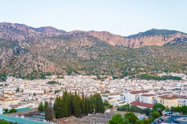 İspanya 'nın Endülüs kentindeki dağların altındaki beyaz kasaba Ubrique.