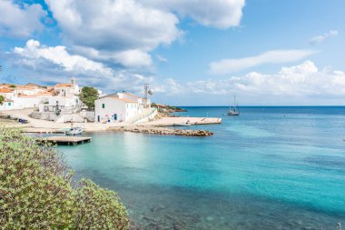 İtalya, Sardunya 'daki Asinara Adası' ndaki güzel Cala d 'Oliva kasabası ve plajı