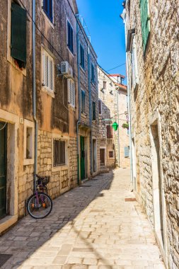 Antik Stari Grad sokağı, Hırvatistan 'ın Hvar Adası' ndaki küçük bir kasaba