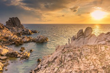 Sardunya, İtalya 'daki Ay Vadisi' nde inanılmaz bir gün batımı.