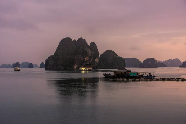 Hajnalban Egy Kis Kikötő Long Bay Vietnam — Stock Fotó