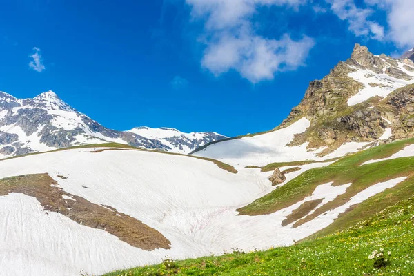 意大利大帕拉迪索国家公园美丽的高山雪景 — 图库照片