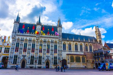 BRUGES, BELGIUM, 21 HAZİRAN 2020: Şehir merkezindeki ana meydan ve tarihi binalar