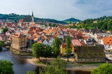 CESKY KRUMLOV, CZECH REPUBLIC, 1 AĞUSTOS 2020: Tarihi merkezin şaşırtıcı şehir manzarası