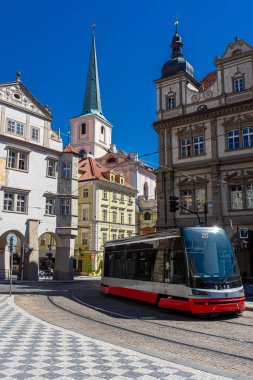 PRAG, CZECH CUBLIC, 31 HAZİRAN 2020: Tarihi merkezde tramvay