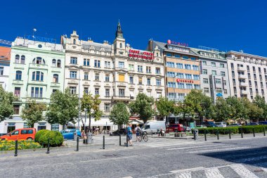 PRAG, CZECH Cumhuriyet, 31 HAZİRAN 2020: Meydanın sonunda Ulusal Müze ile St. Wenceslas Meydanı