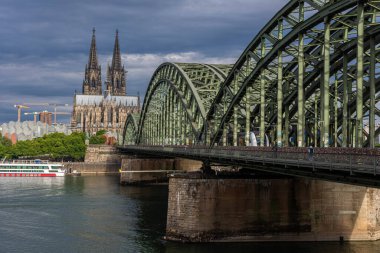 COLOGNE, GERMANY, 23 HAZİRAN 2020: Katedral ve Hohenzollern Köprüsü
