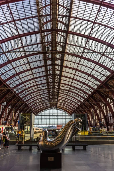 ANTWERP, BELGIUM, 22 HAZİRAN 2020: Tarihi tren istasyonu