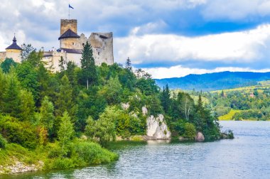 Polonya, Niedzica Kalesi 'nin nehir üzerindeki manzarası