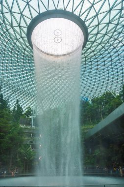 SINGAPORE, 27 Eylül 2019: Jewel Changi Havaalanı 'ndaki dünyanın en büyük kapalı şelalesi