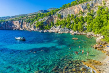 HVAR, CROATIA, 8 AĞUSTOS 2019: Malo Zarace Sahili 'nin tadını çıkaran turistler