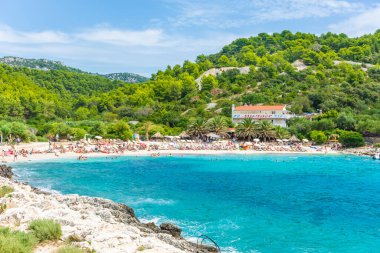 HVAR, CROATIA, AĞUSTOS 8 2019: Adriyatik Denizi, Hvar Adası 'ndaki güzel Pokoniji Dol Sahili